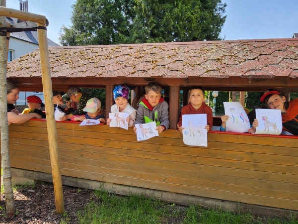 DOPLEDNE S PEJSKY NA ŠKOLNÍ ZAHRADĚ