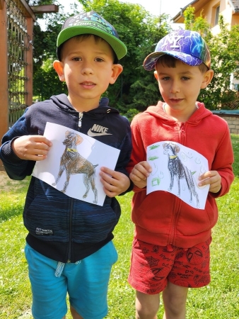 DOPLEDNE S PEJSKY NA ŠKOLNÍ ZAHRADĚ