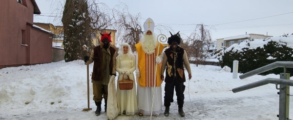 MIKULÁŠ VE ŠKOLCE