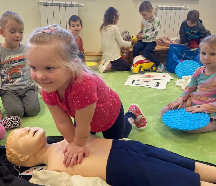 I DĚTI VE ŠKOLCE MŮŽOU VĚDĚT, JAK ZACHRÁNIT ŽIVOT