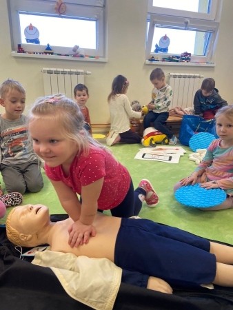 I DĚTI VE ŠKOLCE MŮŽOU VĚDĚT, JAK ZACHRÁNIT ŽIVOT