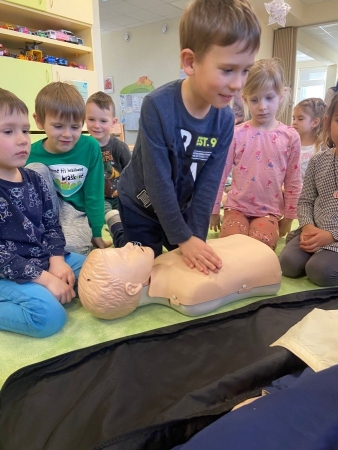 I DĚTI VE ŠKOLCE MŮŽOU VĚDĚT, JAK ZACHRÁNIT ŽIVOT