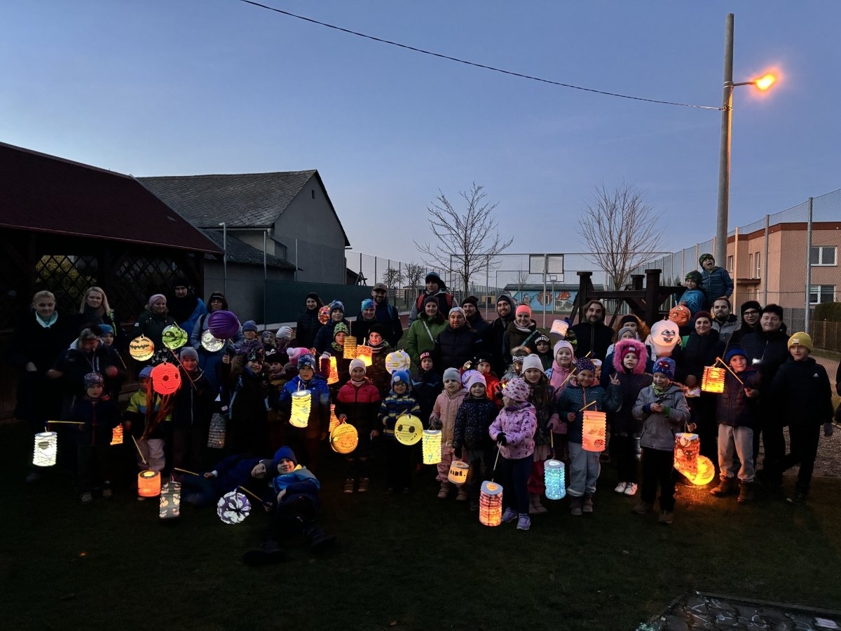 Opékání špekáčků a lampionový průvod