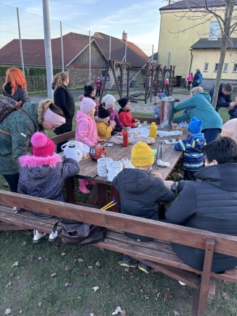 Opékání špekáčků a lampionový průvod