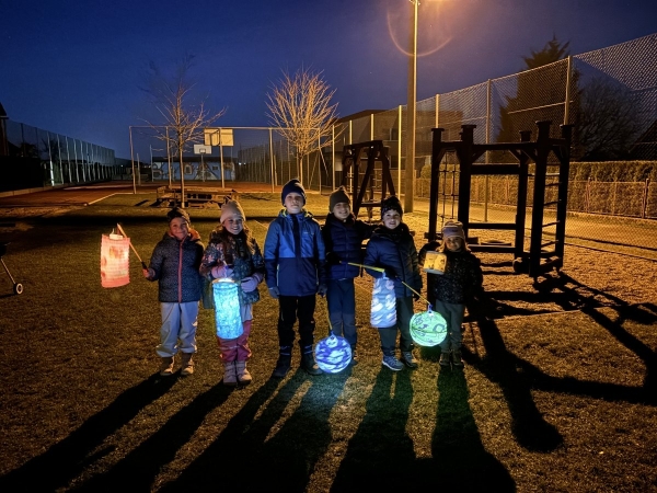 Opékání špekáčků a lampionový průvod