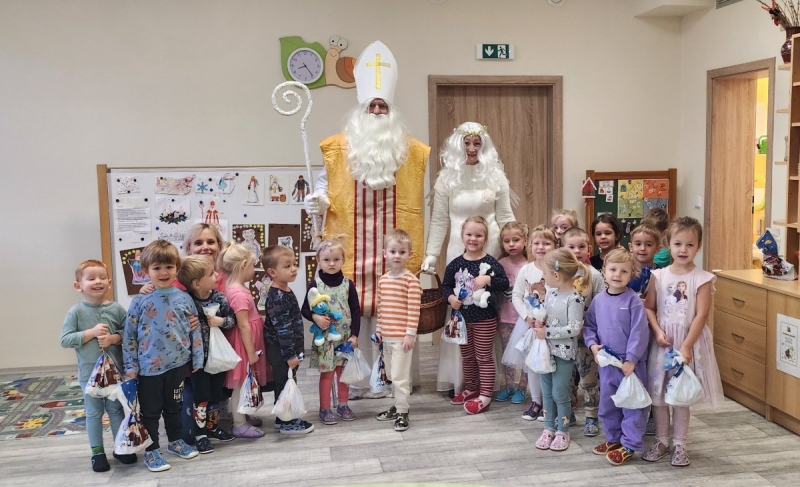 MIKULÁŠ VE ŠKOLCE