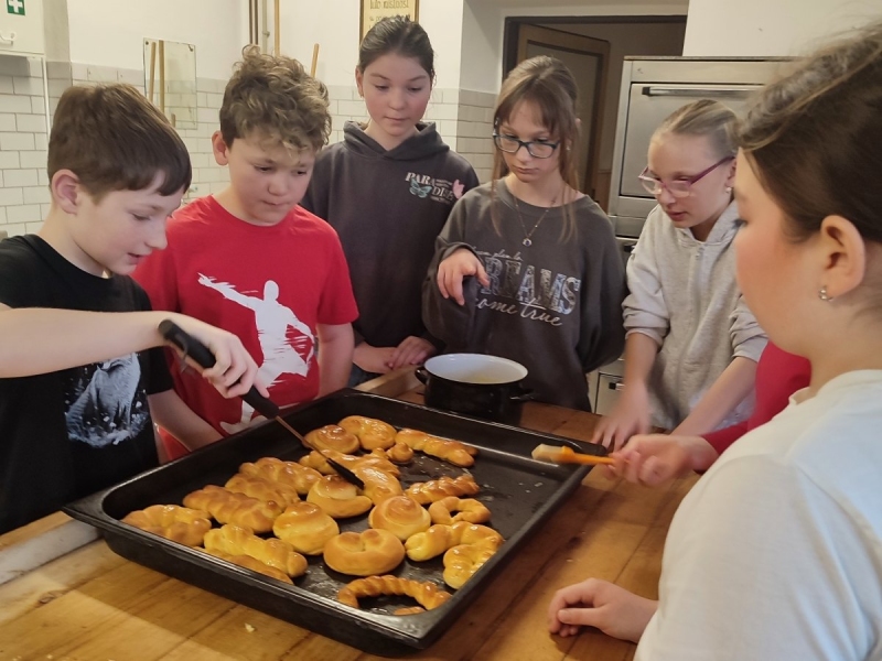 Pečení velikonočních jidášů