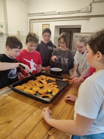 Pečení velikonočních jidášů