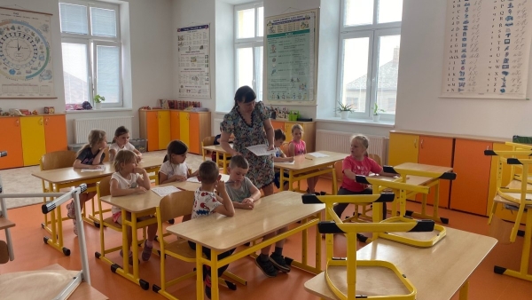 Předškoláci si vyzkoušeli školní lavice